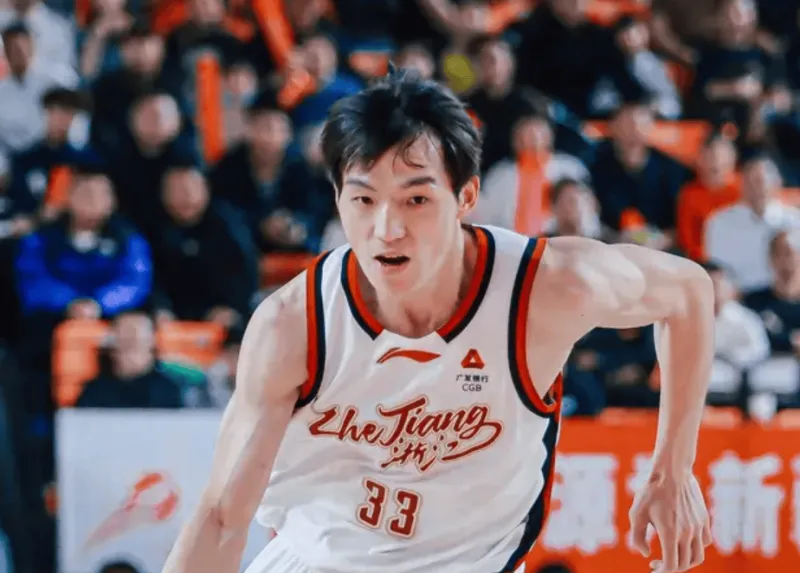 九游体育app-吴前半场投篮3中2，三分2中1得到5分1篮板1助攻